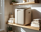Mini lavatrice Driply posizionata in un bagno moderno, ideale per case piccole e seconde case